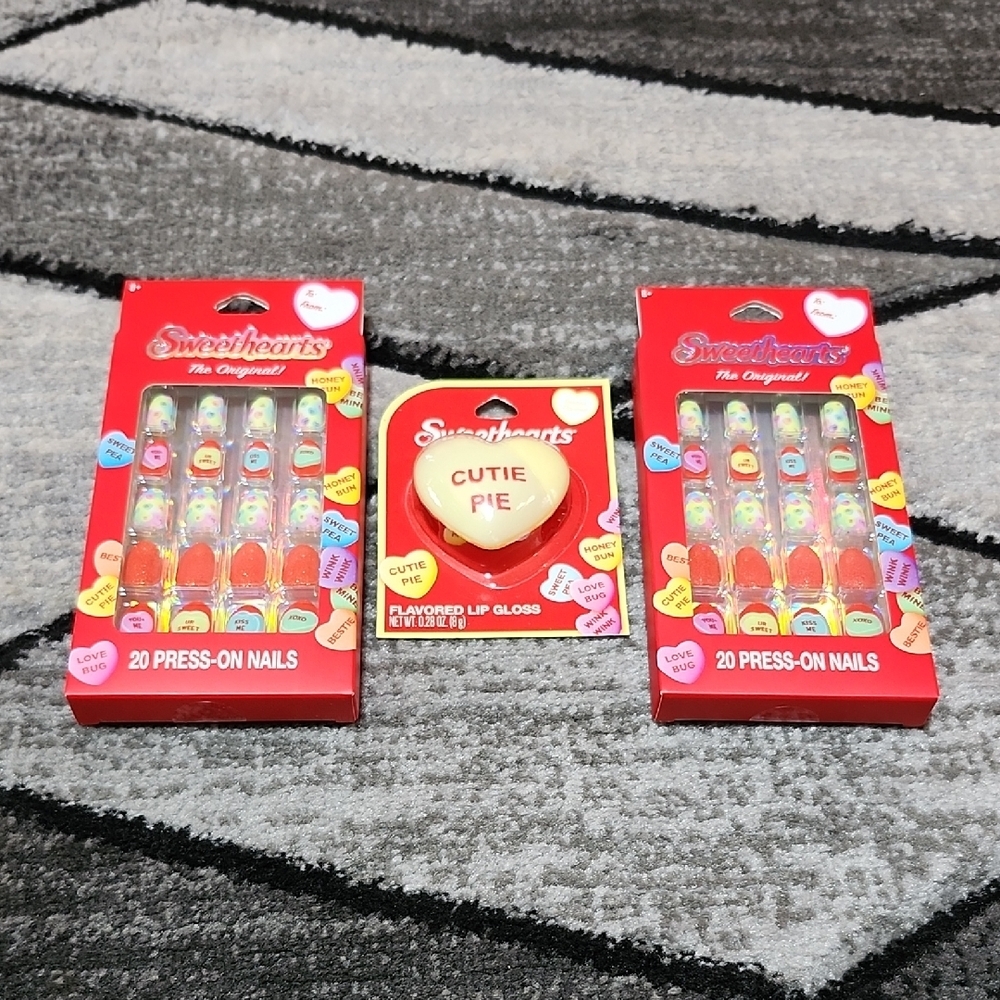 SWEETHEARTS THE ORIGINAL! PRESS ON NAILS CUTIE PIE HEART LIP GLOSS BUNDLE